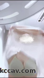 先让老公在床上硬起来，洗完澡就可以直接坐上去了