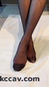 模特女王黑丝骨感美脚调教狗奴舔丝袜脚，撕开丝袜足交榨精！