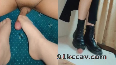肉丝美女加长靴踩踏