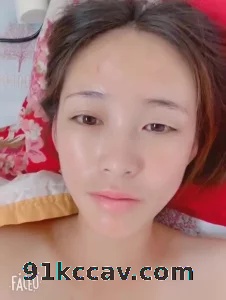 无视老公在旁边，骚妇给我发裸照