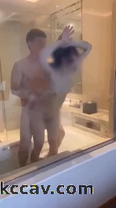 老公拍摄老婆与单男浴室战斗。浓浓绿意