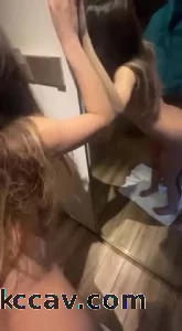 和女友在酒店镜子前做