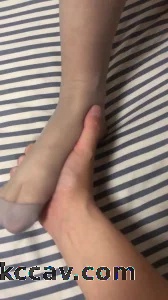 把玩娇妻的灰丝骚脚