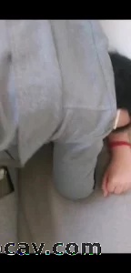 在眼睛少妇家的沙发上后入她