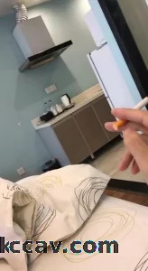 奶子很大的妹子，后入尻的时候奶子乱晃