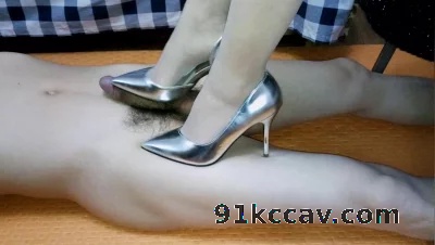 冰姐银色细跟高跟肉丝淫语羞辱鞋交足交调教小贱狗！