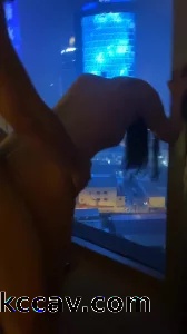 看着朋友把老婆摁窗户边3p