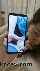 阿姨偷情边打视频给闺蜜，闺蜜真骚自慰起来了