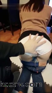 【看简阶 有全集几千部】正喝着茶突然想操她