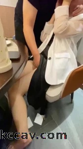 吃饭时和朋友3p分享下老婆
