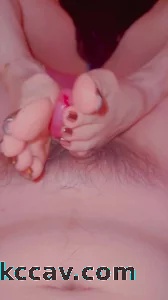 喜欢主人的脚丫子吗？那就把精液射到主人脚上做保养吧