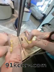 小母狗非要跪在镜子旁，说这样能让哥哥看得清楚