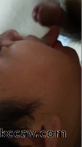 老骚货露脸吃她老公朋友们的鸡巴