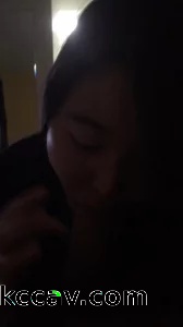 约附近小姐姐出租屋内口爆吞精