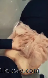 高铁站卫生间后入人妻
