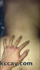 [原创] 母狗一遍后入 一边打电话不敢出声 被听出来了