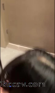 给我口上头了，直接拉到镜子前面操嘴