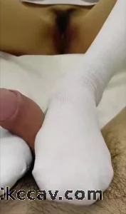 富二代玩白袜女友小嫩脚（完整版简介）