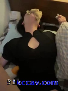 老婆穿着足浴技师服。含着其他女人穿过的臭丝袜挨干