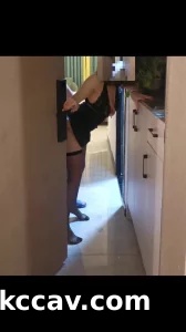 超刺激，人妻在酒店被单男打开门肏，前台就在旁边