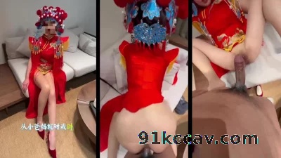 全程字幕对白！母狗刚结婚还穿着婚纱就忍不住了，当然帮他带绿帽