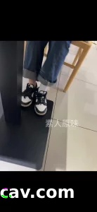 舞蹈生女大穿了一周的白袜踩在鸡吧上是一种什么感觉？