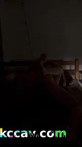 自拍健身房的学妹，操逼不让开灯，只能听男喘