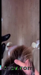扯着头发要他吹