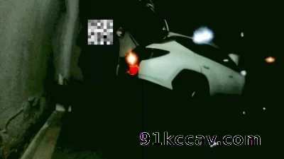 地库还有过往的车，车震前先刺激一下