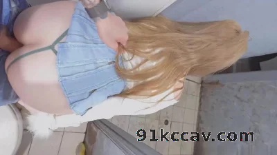 在停车场楼梯间做爱内射骚穴，不知道路人有没有看到