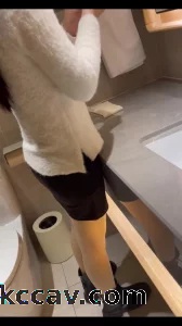 女房东趁她老公出去打牌的时间跑来和我偷情