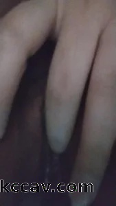 女友被窝里自慰，给我拍视频
