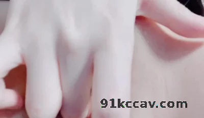 大一小女友自慰粉嫩骚逼喷尿挑逗我