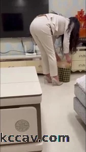 会喷水的姐姐 把她栓着狗链 口塞像母狗