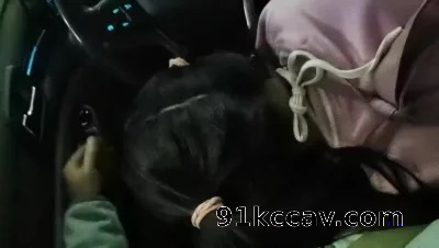 扎着双马尾的可爱女友在底下车库帮我口交