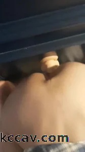 少女自己拿自慰棒自慰后在口