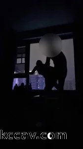 在固炮少妇家的落地窗前暴操后入内射