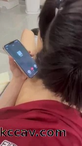 边给男朋友打电话边吃鸡巴，要喷了，不行了，快拔出来