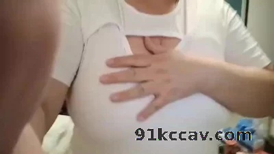巨乳骚妻甩奶子勾引人