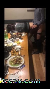 绝对真实！精彩！黑丝老婆被单男们带去饭店