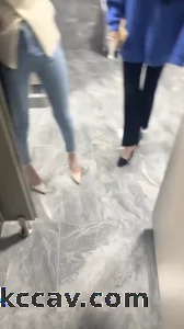 带两个骚货来男厕所露出