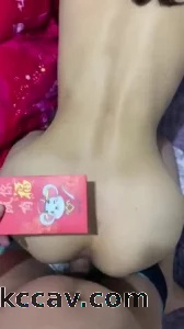 刚结婚第二天，绿帽老公在外面喝酒