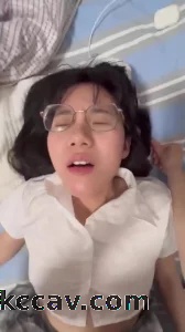骚逼学妹小穴很润滑，扒掉内裤输出