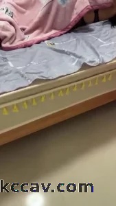 反差已婚母狗背着老公带情人来家里偷情内射