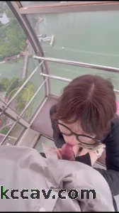骚母狗在摩天轮上迫不及待的口我，拎回家就是操