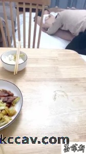 绿帽老婆在吃饭被朋友从饭桌上硬拉下去操