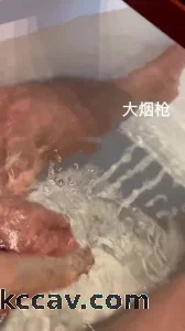 调教大佬调教03年母狗浴缸丝袜足交舔脚，后入操哭淫叫不断
