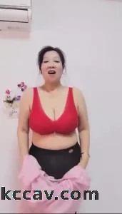 简介有群，55岁超大G奶熟女阿姨红色胸罩保不住的巨乳抱着大奶自慰，爆