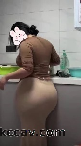 偷情坦克肥臀嫂子，这巨臀每次撞击都会颤抖，硕大的肥臀堪比肩宽！