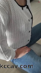 商场搭讪到的少妇，没想到白色的衣服下奶子这么大和挺
